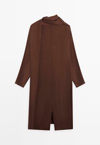 Bruine, lange mouwen kledingstuk met een open voorkant, heeft een hoge kraag en een split aan de onderkant, gemaakt van een gladde, lichte stof.