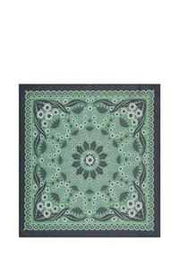 Zielona bandana w wzory z czarnymi akcentami; motywy kwiatowe i dekoracyjna ramka. Kwadratowy kształt o gładkiej strukturze.