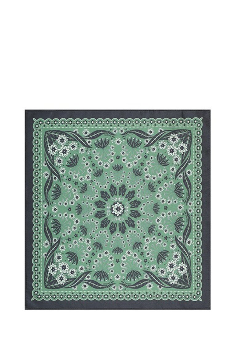 Zielona bandana w wzory z czarnymi akcentami; motywy kwiatowe i dekoracyjna ramka. Kwadratowy kształt o gładkiej strukturze.