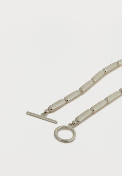 Ασημένιο κολιέ αλυσίδα με επιμηκυμένους οβάλ κρίκους και κούμπωμα τύπου toggle με κυκλικό δαχτυλίδι και ευθύ μπαστούνι.