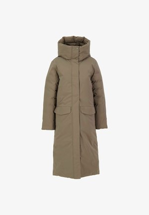 Khaki pufferjas met hoge kraag, drukknoopsluiting en twee voorkruiden. Lange silhouette, doorgestikte textuur en strakke ontwerp.