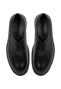 Zwarte leren schoenen met een glad gepolijst oppervlak, gekenmerkt door een ronde neus, vetersluiting en een laag profiel rubberen zool.