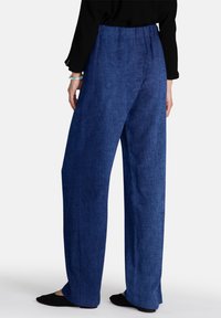 Jascha Stockholm RELAXED WIDE - Auduma bikses - dark blue