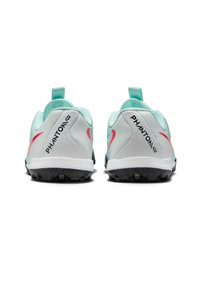 Hellblaue und weiße Fußballschuhe mit schwarzem Außensohle. Merkmale einen rosa Akzent, die "PHANTOM"-Markierung an der Seite und eine Zuglasche an der Ferse.