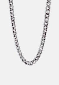 Sudraba krāsas bieza ķēde ar plakaniem, savstarpēji savienotiem posmiem uz vienkārša baltā fona.