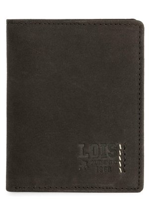 Cartera de cuero marrón con bordes cosidos, logo en relieve y una textura suave. Presenta un diseño de doble pliegue y una apariencia clásica y sutil.