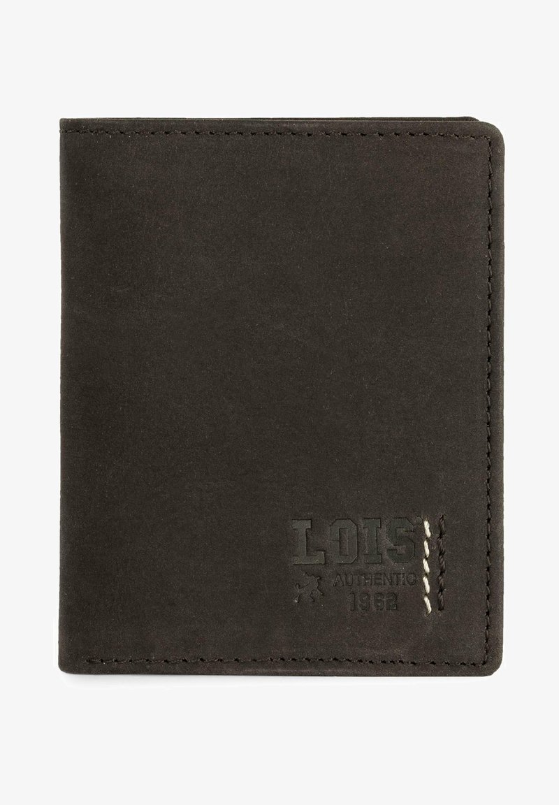 Cartera de cuero marrón con bordes cosidos, logo en relieve y una textura suave. Presenta un diseño de doble pliegue y una apariencia clásica y sutil.