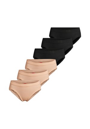 Kuuden naisten alushousujen setti, kolme beigeä ja kolme mustaa, järjestetty vuorotellen valkoiselle taustalle.