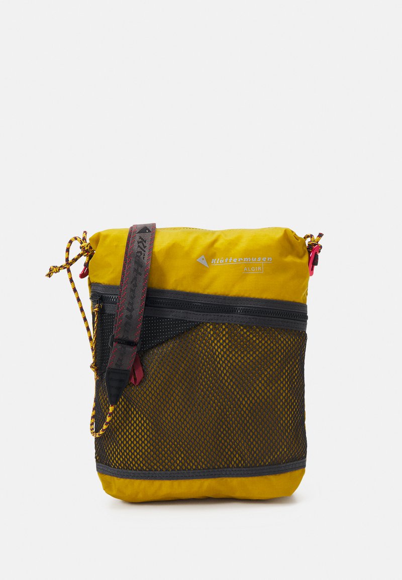 Klättermusen MULTISLOTS BAG UNISEX - Keresztpántos táska - gold-coloured