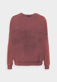 Bordowy sweatshirt z okrągłym dekoltem, długimi rękawami, prążkowanymi mankietami i dołem, o miękkiej fakturze i gładkim, równym wykończeniu.