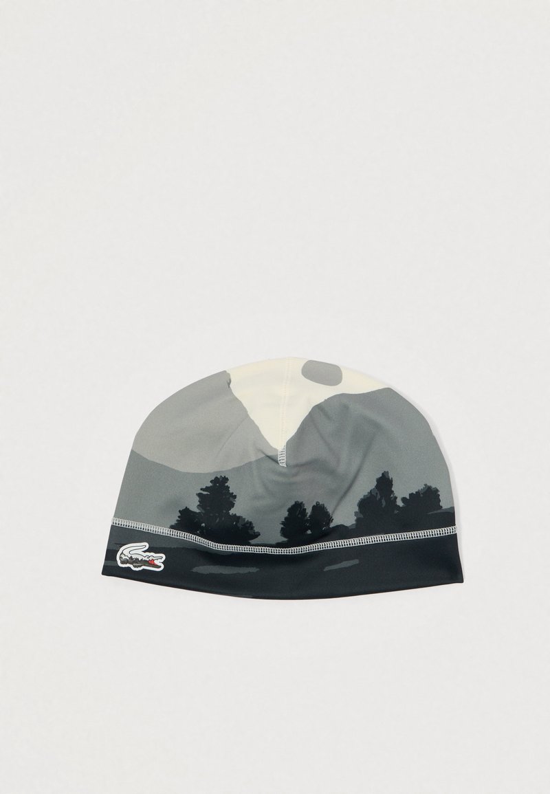 Gorro leve em cinza e preto, apresentando um padrão de paisagem montanhosa. Logotipo Lacoste na base, com uma textura suave e elástica.