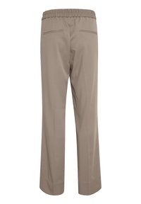 Pantalon beige à jambes droites avec une taille élastique et deux poches passepoilées à l'arrière, vu de dos sur un fond blanc.