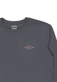 Czarna, długa koszula z długim rękawem wykonana z bawełny, z małym, różowym, diamentowym logo po lewej stronie klatki piersiowej.