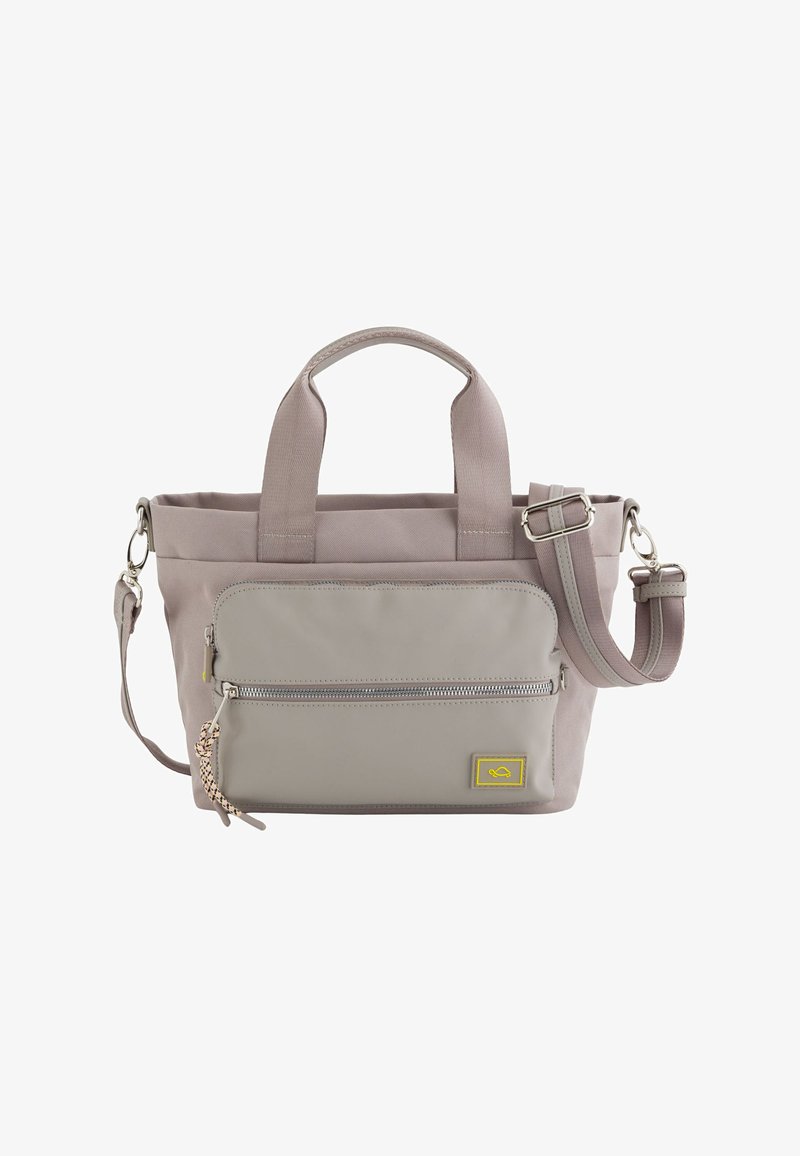 Un geant din material gri, cu mânere scurte și o curea de umăr detașabilă. Are o buzunar frontal cu fermoar și un mic logo galben al brandului.