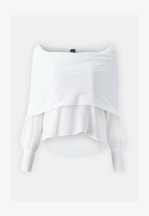 Blusa branca de ombros à mostra com design em camadas, mangas bufantes longas e uma silhueta fluida. Feita de tecido leve e transparente.