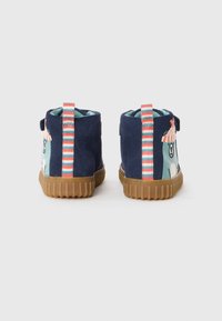 Marineblå semskede ankelstøvler med stribede pull-tabs, gummisåler og bjørne-design på ydersiden. Tekstureret overflade og kontrasterende detaljer.