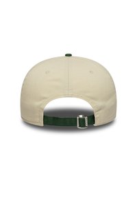 Μπεζ καπέλο με πράσινο λουράκι και λεπτομέρεια κουμπιού. Διαθέτει κυρτό γείσο, ρυθμιζόμενο λουρί στο πίσω μέρος και οπές αερισμού στα πλάγια.