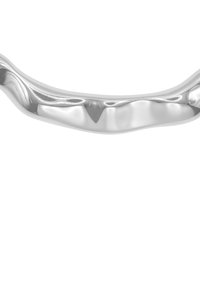 Barra in acciaio inossidabile lucido, design curvato con superficie liscia e texture riflettente, caratterizzata da curvature sottili e senza accenti visibili.