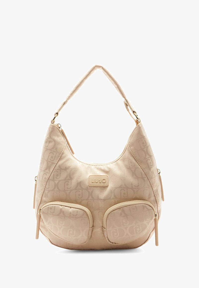 Borsa a spalla beige realizzata in materiale testurizzato, con logo, due tasche frontali con cerniere e una forma delicatamente curvata.