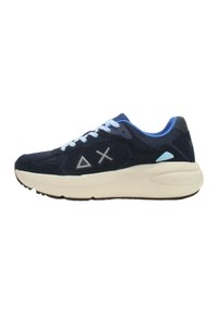Sneakers in suede e mesh blu navy con dettagli blu chiaro, lacci piatti, logo geometrico sul lato e suola bianca spessa.