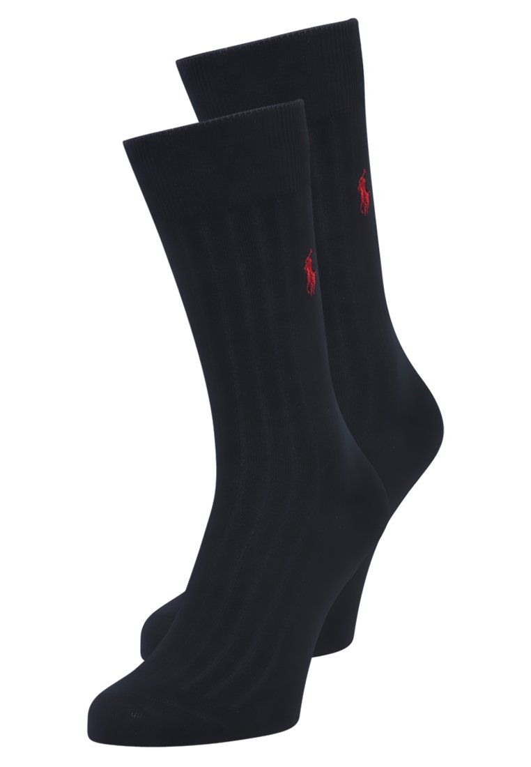 Črne nogavice iz gladkega blaga z rebrasto teksturo; na strani imajo majhen rdeč polo logotip. Standardna dolžina do gležnja.
