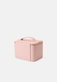 Estojo cosmético retangular rosa com uma alça, feito de material texturizado, apresenta um fecho dourado ao longo da borda superior.