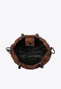 Sac à main en tissu imprimé léopard avec une forme douce et arrondie. Bandoulières en cuir noir et intérieur doublé avec un motif de logo subtil.