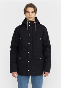 Giacca nera isolata con cappuccio, dotata di chiusure a pressione, due tasche sul petto e un accento in pelle con marca sulla tasca inferiore.