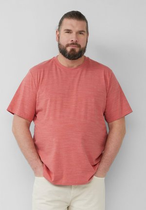 Korte mouwen, ronde hals t-shirt in een lichte koraalkleur met een subtiele gemêleerde textuur. Beschikt over een ontspannen pasvorm en zacht materiaal.
