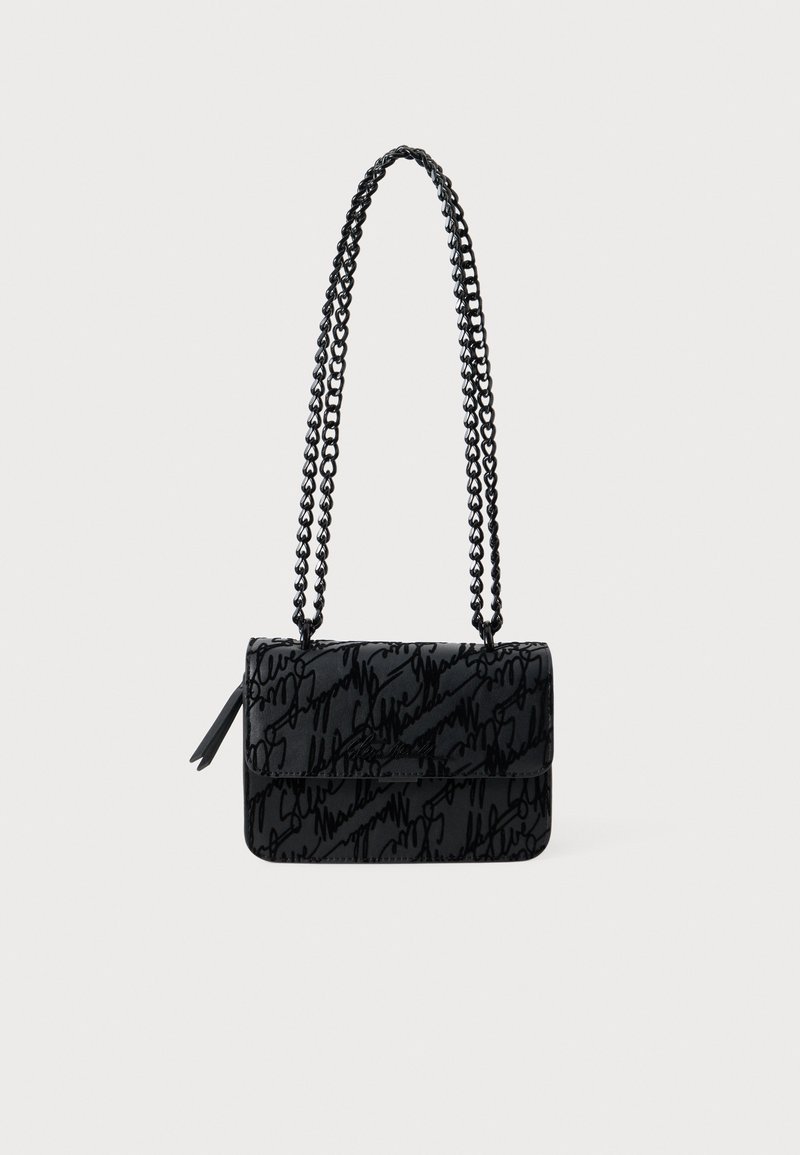 Bolso negro con un patrón característico, que cuenta con un cierre de solapa y una correa de cadena. Textura lisa resaltada por acentos brillantes.
