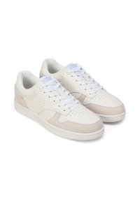 Białe trampki wykonane z gładkiej skóry z zamszowymi akcentami. Posiadają perforowany przód, płaskie sznurowadła i gumową podeszwę. Detale w jasnoniebieskim kolorze.