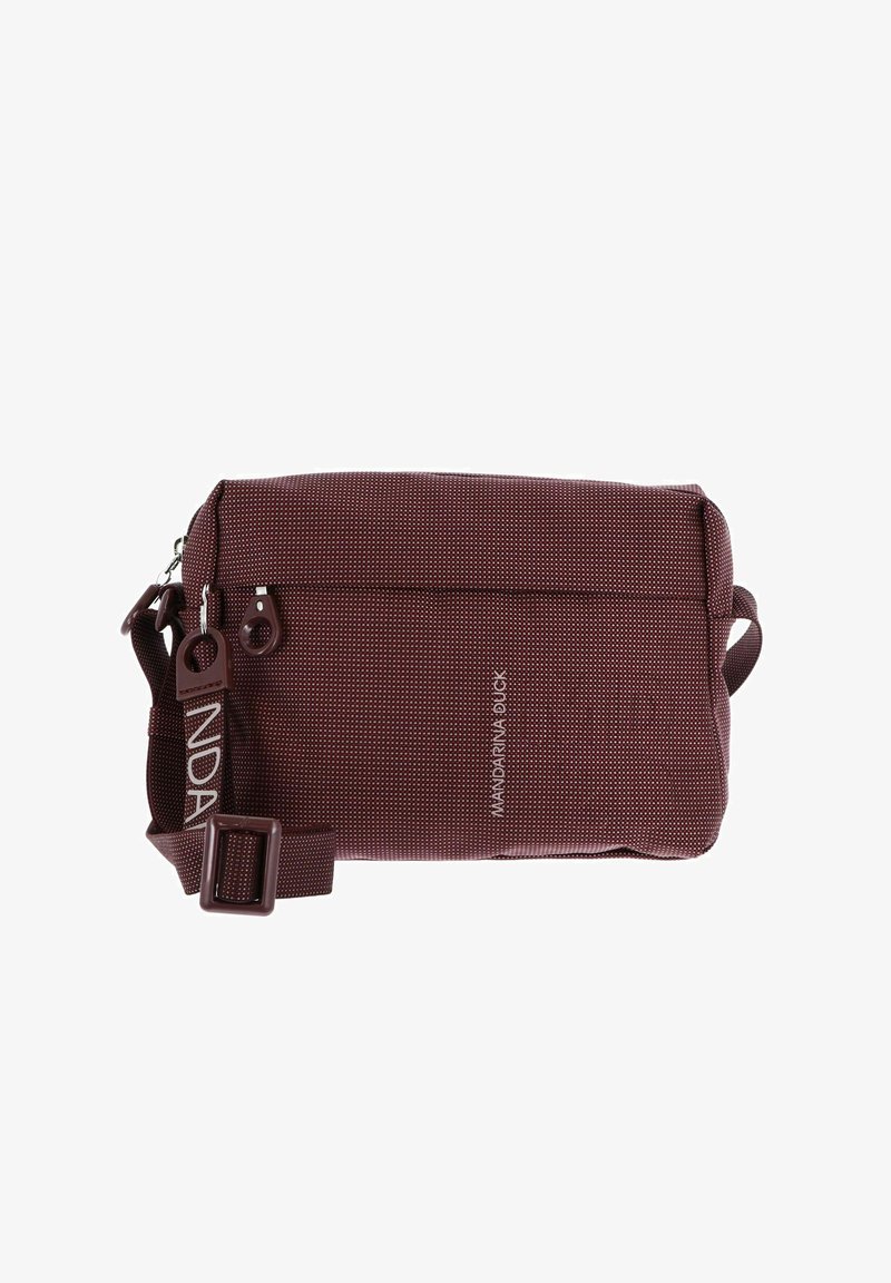 Sac bandoulière bordeaux en tissu texturé, doté d'une fermeture éclair, d'une bandoulière ajustable et d'un logo embossé sur le devant.