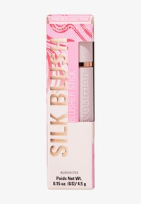 Klemte lys rosa rougetube i rektangulær form; har preget tekst og gullakenter på en rosa marmorert eske.