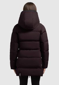 Chaqueta puffy de color púrpura oscuro con capucha, que presenta un diseño acolchado, textura suave y un ligero brillo, que llega hasta la mitad del muslo y tiene bolsillos laterales.