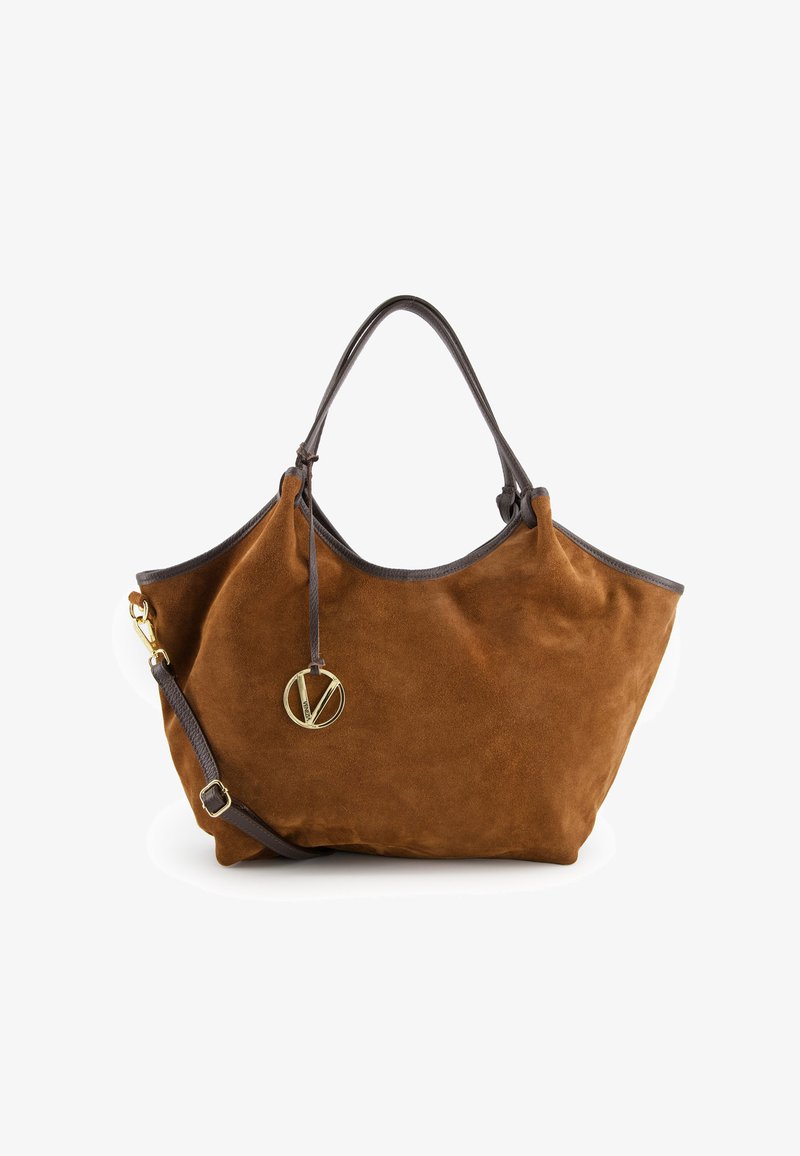 Bruine suède tote bag met een slouchy ontwerp, donkere leren handvaten en een gouden ronde charm. Inclusief verstelbare schouderriem.