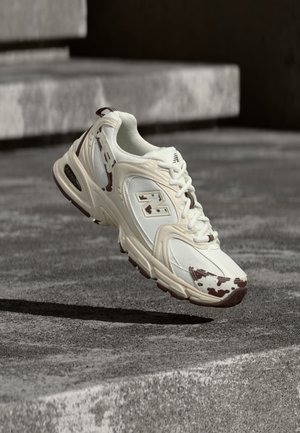New Balance, U530 UNISEX - Trainers - pumpernickel