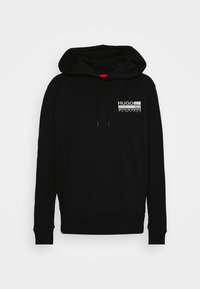 Zwarte pullover hoodie gemaakt van zachte stof, met een voorzak, een capuchon met trekkoord en een logodesign op de borst.