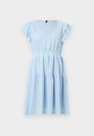 Vestido azul claro com decote em V, mangas curtas com babados e cintura franzida. O tecido apresenta detalhes em renda intrincados e uma saia em camadas.