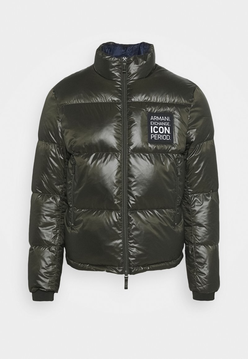 Giacca imbottita verde scuro in nylon lucido con colletto alto, zip frontale e patch con il marchio che recita "ARMANI. EXCHANGE. ICON. PERIOD."