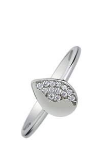 Bague en argent sterling présentant un design en forme de goutte avec une surface lisse et des pierres précieuses claires scintillantes disposées en motif incurvé.