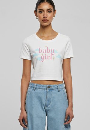 Tricou alb scurt, cu text roz "baby girl" și grafică cu nori albaștri. Materialul pare neted, iar croiala este lejeră.