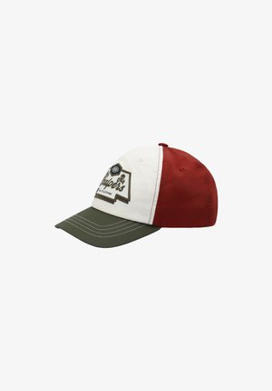 Gorra de béisbol roja, blanca y verde con visera curva y logotipo bordado; cuenta con paneles en contraste y detalles de costura visibles.