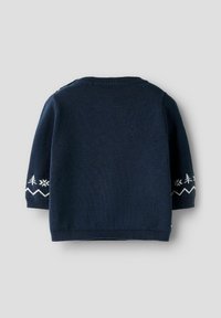 Granatowy sweter z dzianiny o okrągłym dekolcie i krótkich rękawach, z białymi wzorami na mankietach. Gładka faktura.