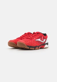 Zapatillas deportivas rojas con una parte superior de tejido texturizado, que presentan acentos negros y un logo blanco. La suela es de color goma con un diseño de banda de rodadura.