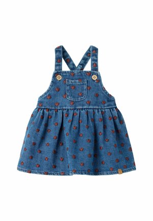 Denim babydragt med brune hjerte mønstre, frontlomme, træknapper og krydsede stropper på hvid baggrund.