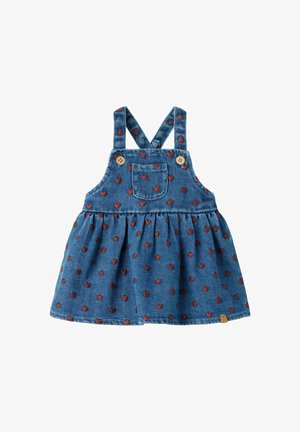 Denim babydragt med brune hjerte mønstre, frontlomme, træknapper og krydsede stropper på hvid baggrund.