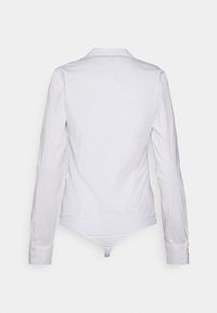 Vit långärmad bodysuit med krage, knappmanchetter och slät tyg. Har en figurnära design och trosliknande nederdel för sömlös användning.