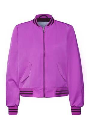 Paarse bomberjas met een gladde, glanzende afwerking. Voorzien van een ritssluiting aan de voorkant, twee zijzakken en geribbelde boorden met zwarte strepen.