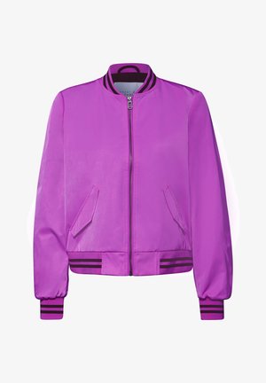 Paarse bomberjas met een gladde, glanzende afwerking. Voorzien van een ritssluiting aan de voorkant, twee zijzakken en geribbelde boorden met zwarte strepen.