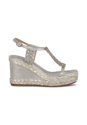 Sandalias de cuña plateadas con detalles de cuentas, suela de yute trenzado y tira en el tobillo. Material superior suave y plataforma texturizada.